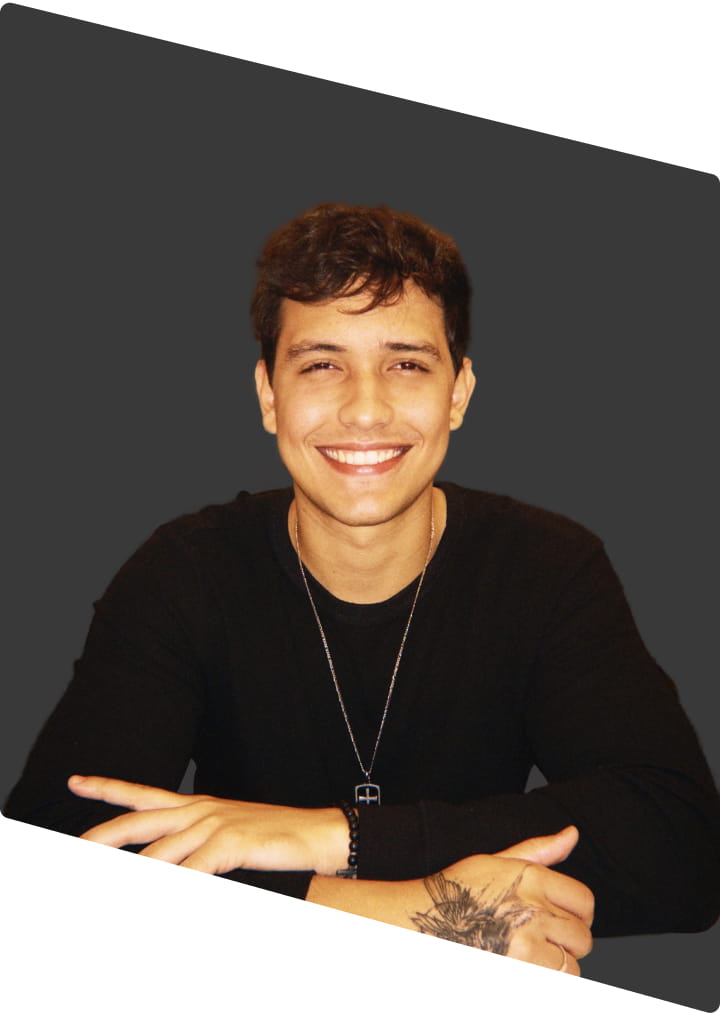 homem sorrindo